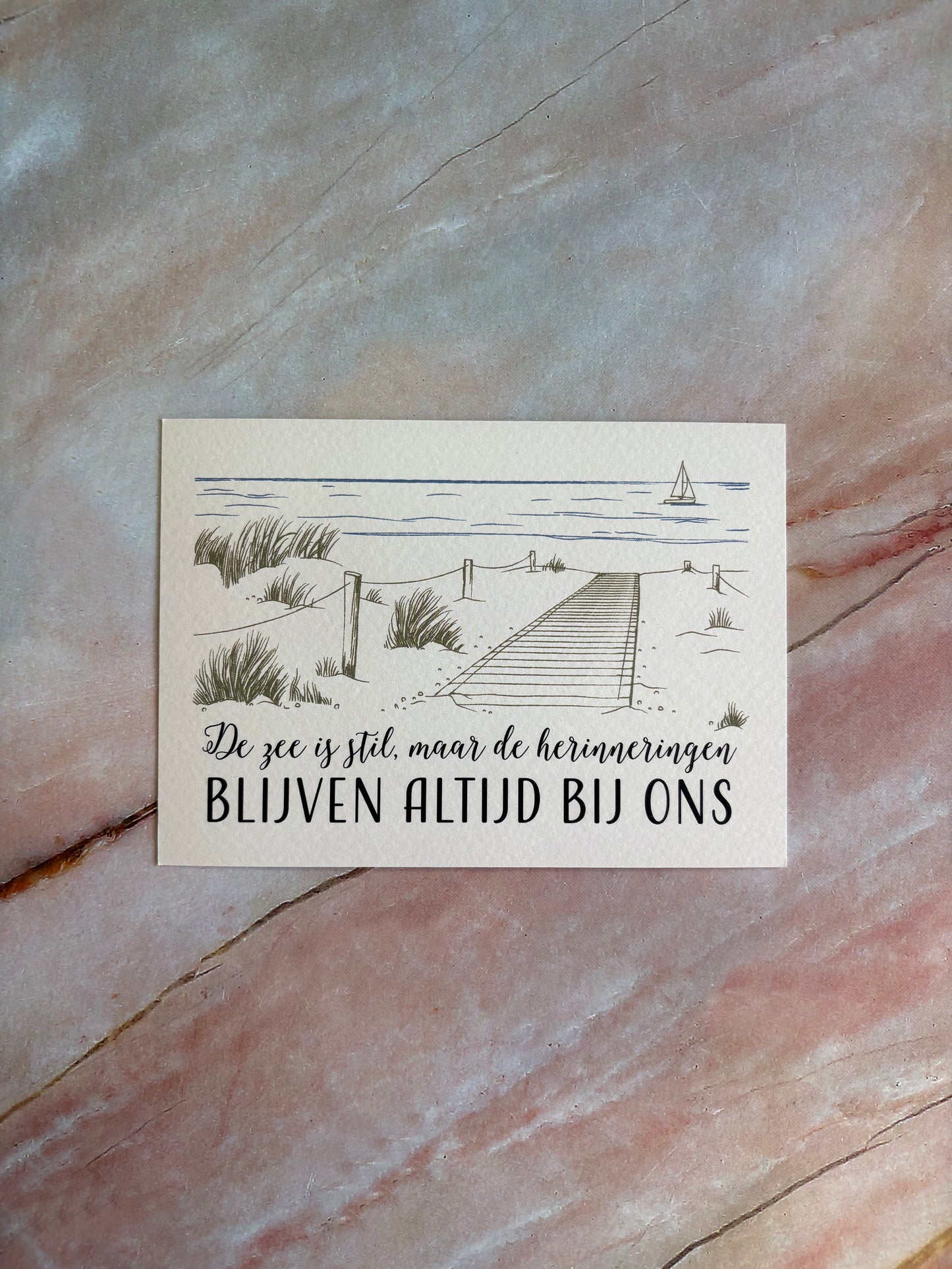 Ansichtkaart - De zee is stil, maar de herinneringen blijven altijd bij ons
